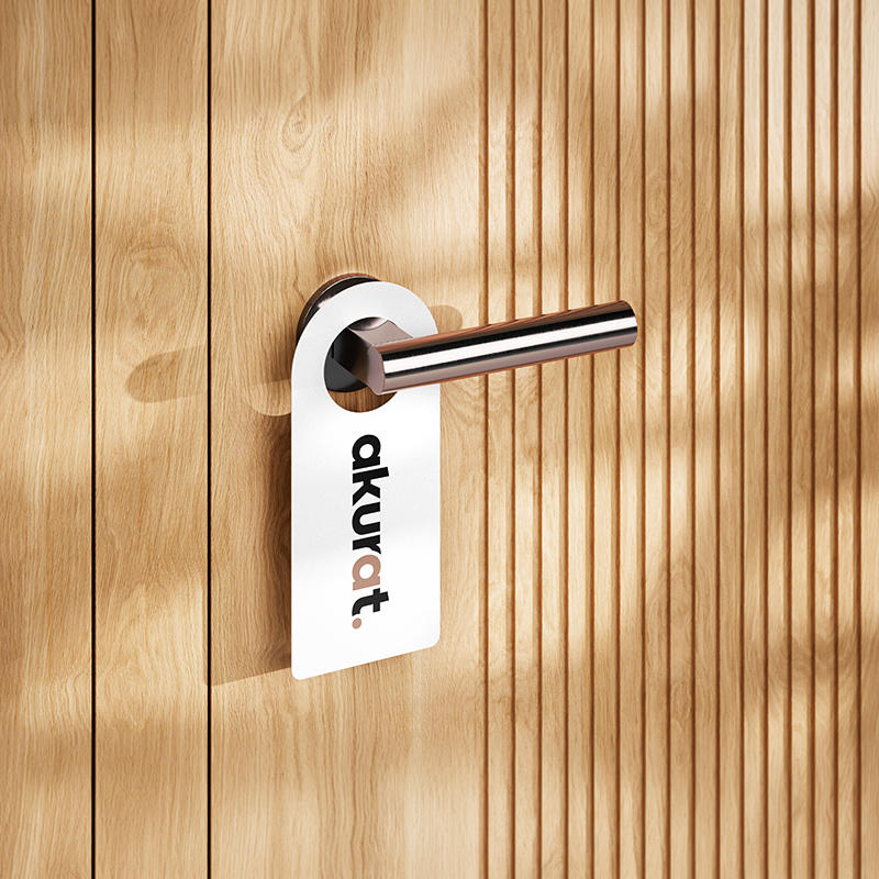 Zawieszka z logo akurat na klamce – sztuka reklamy